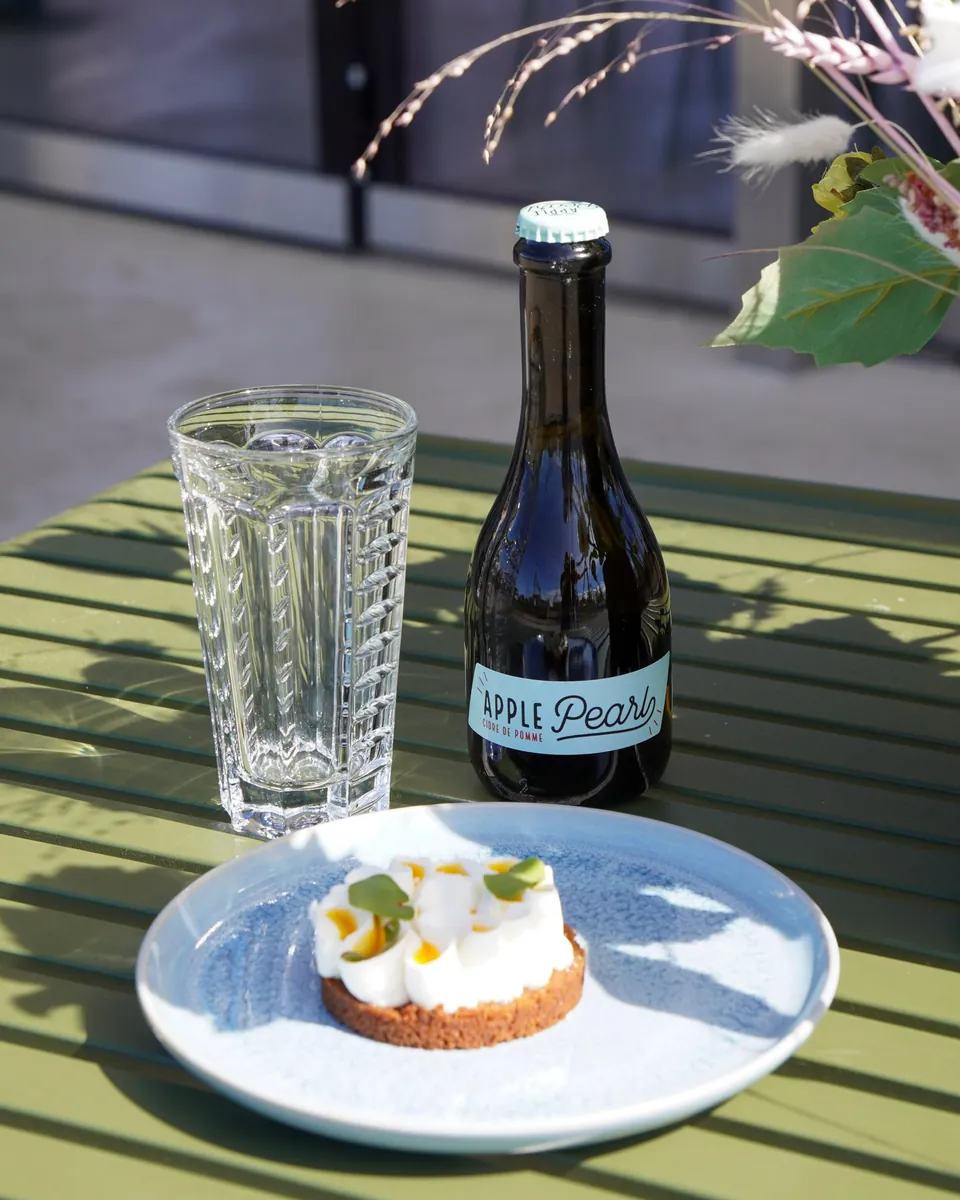 Cidre, verre d'eau et tartelette en terrasse
