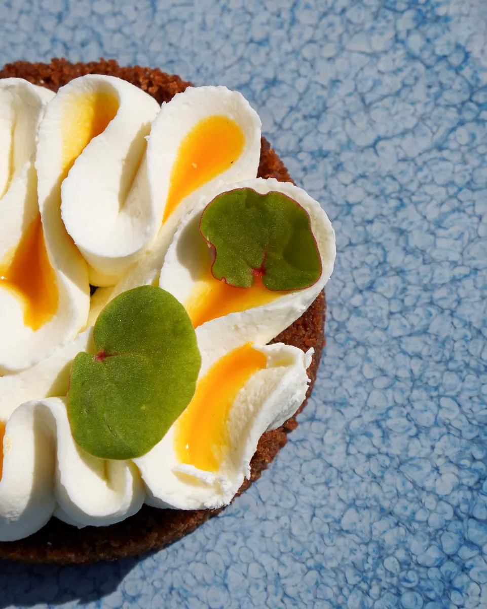 Tartelette à la crème et au coulis, gros plan