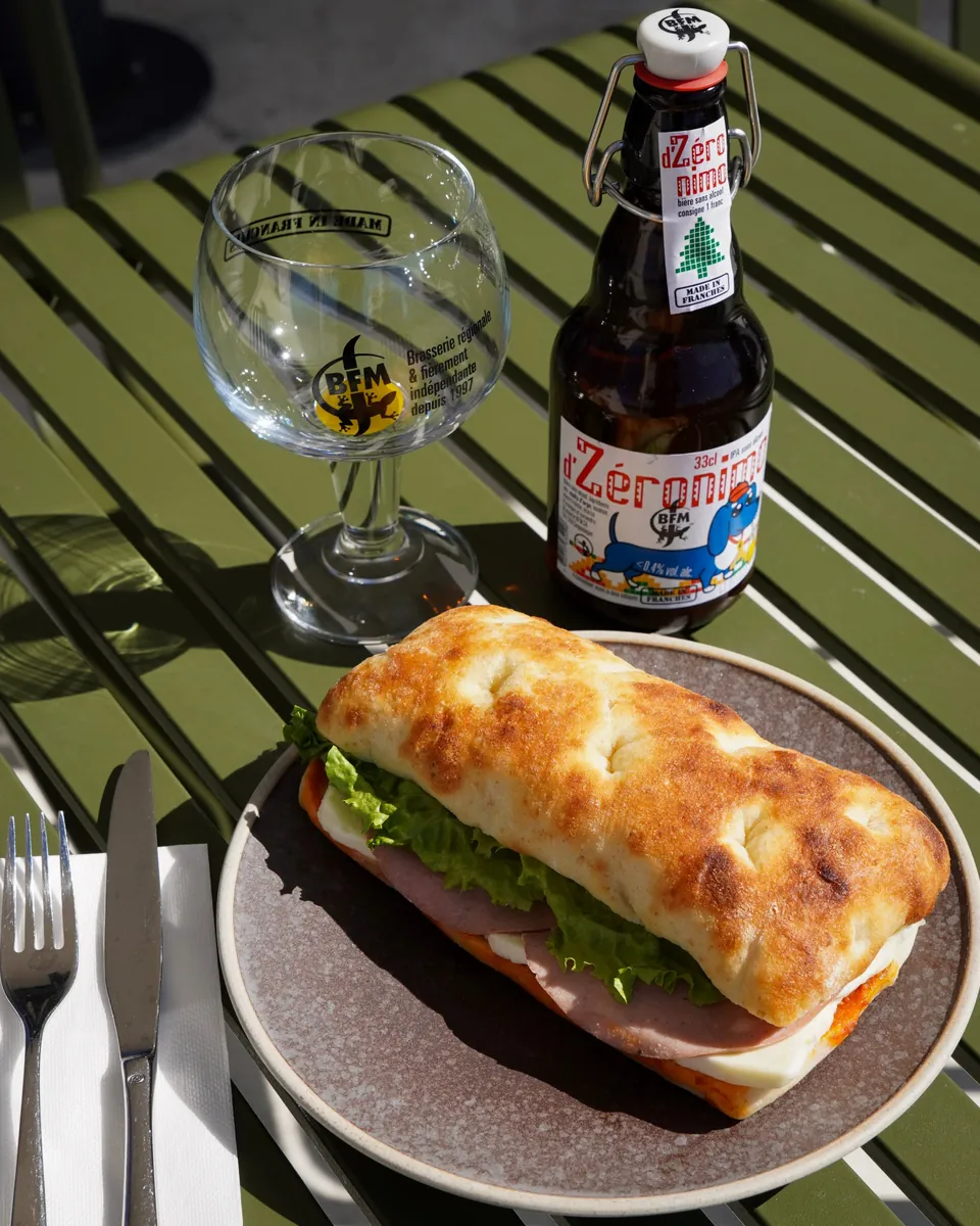 Sandwich focaccia et bière artisanale