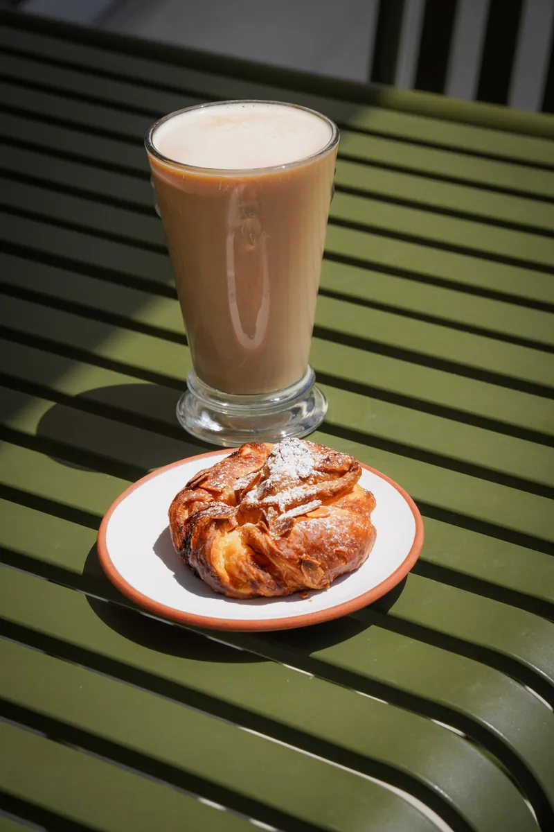 Café latte et viennoiserie aux amandes