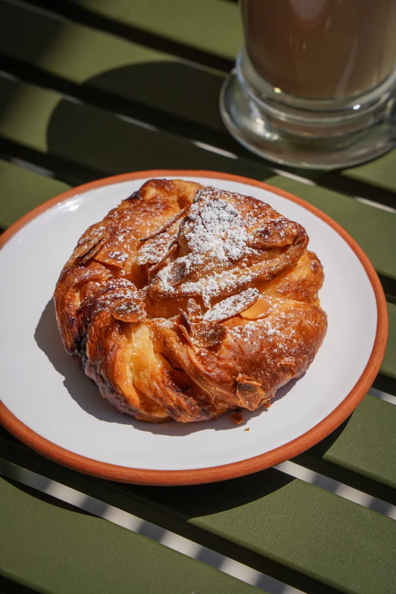 Viennoiserie aux amandes et sucre glace