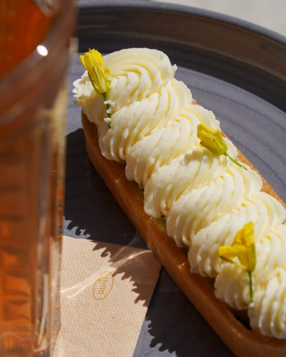 Tartelette à la crème et fleurs jaunes, gros plan