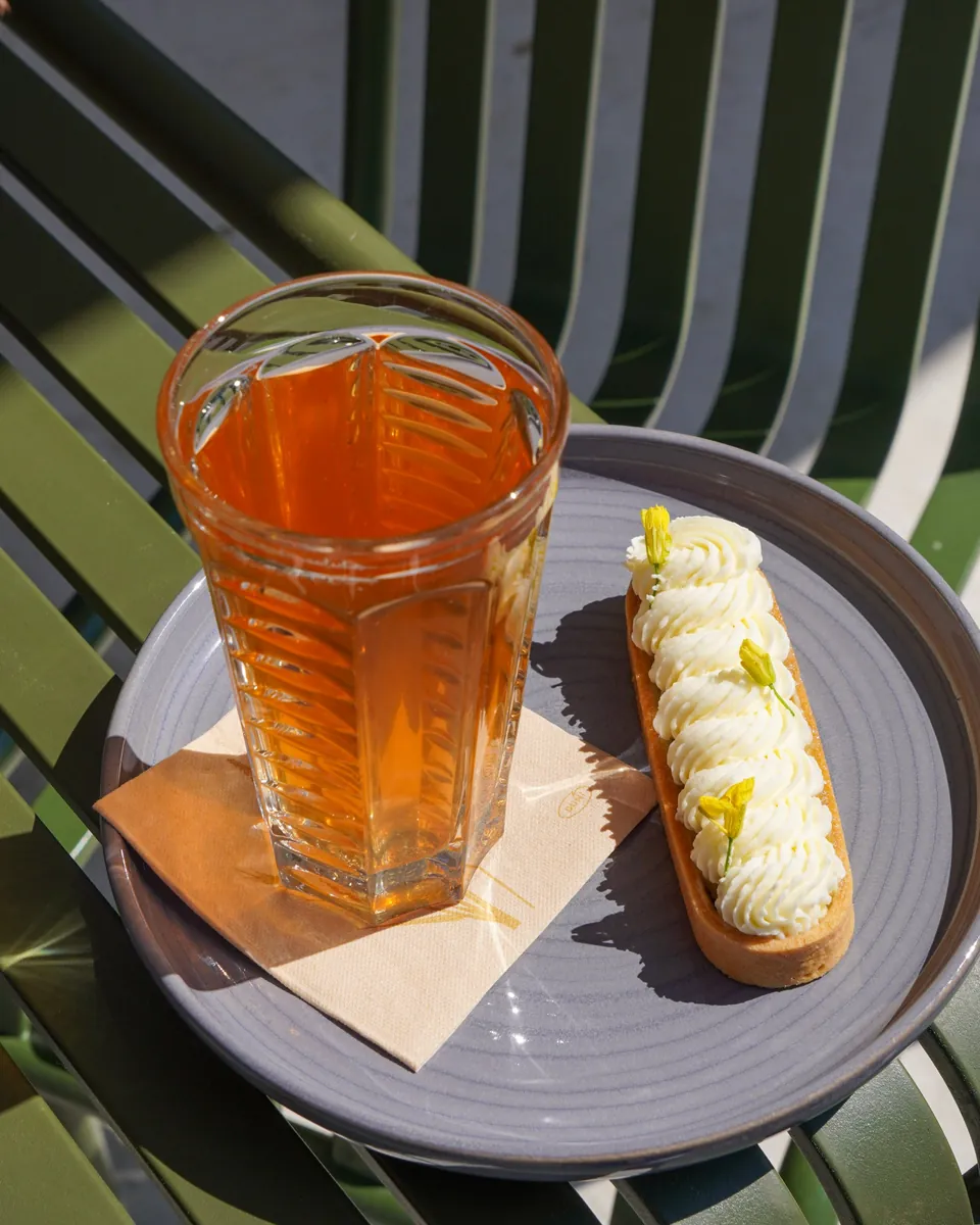 Thé glacé et tartelette vus du dessus