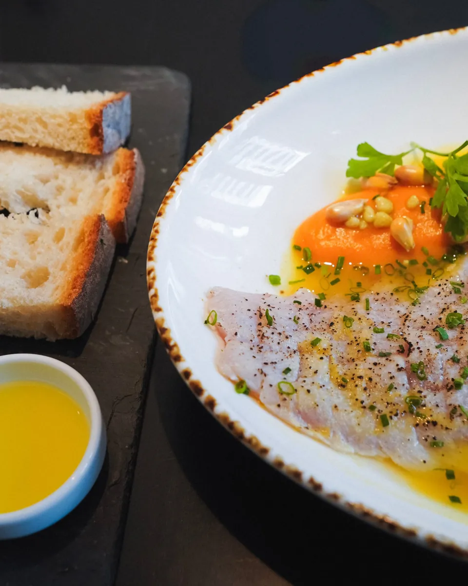 Poisson mariné, pain et huile d'olive