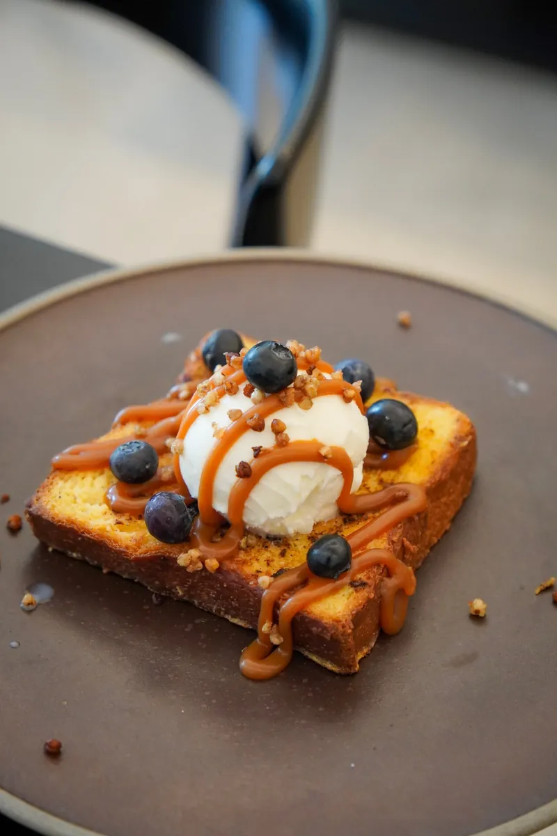 Pain perdu, glace, myrtilles et caramel