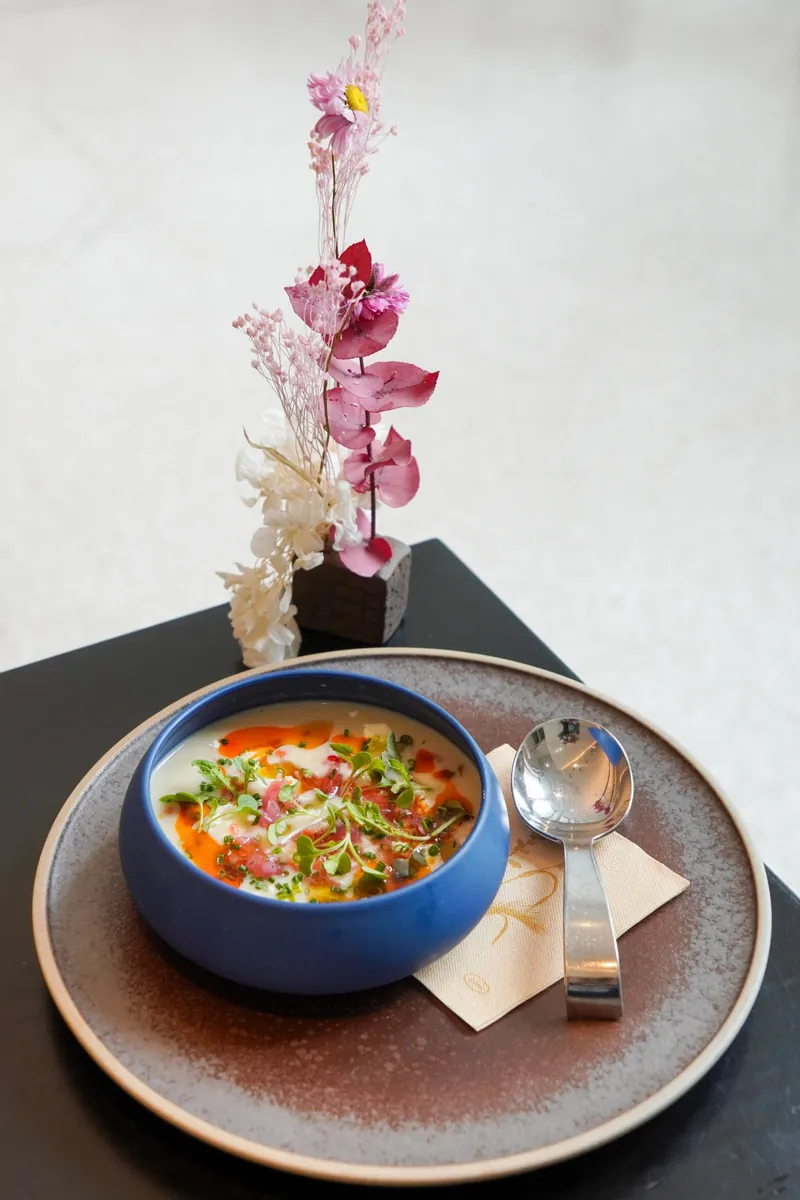 Velouté et bouquet de fleurs séchées