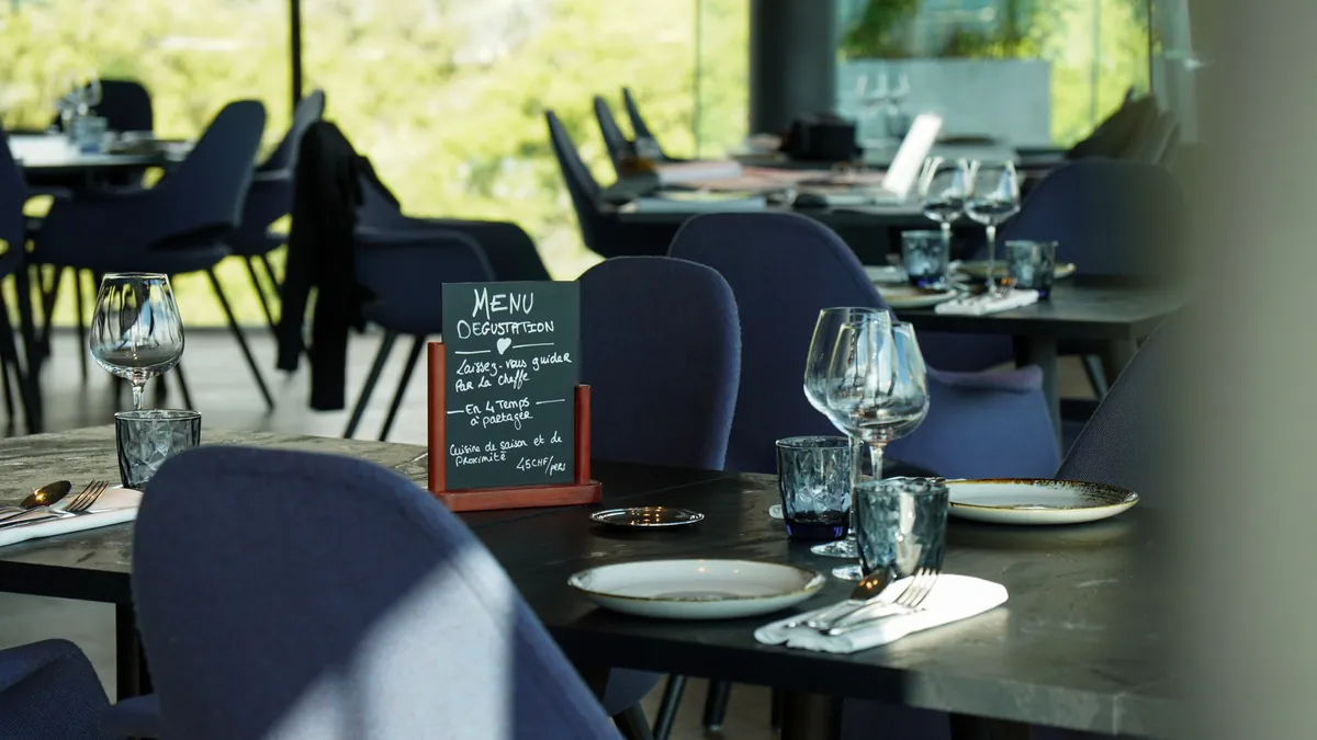 Salle dressée, ardoise du menu du jour