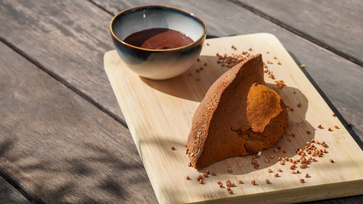 Dessert et sauce au chocolat sur une planche en bois