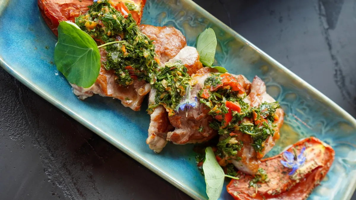 Viande grillée, chimichurri et tomates rôties