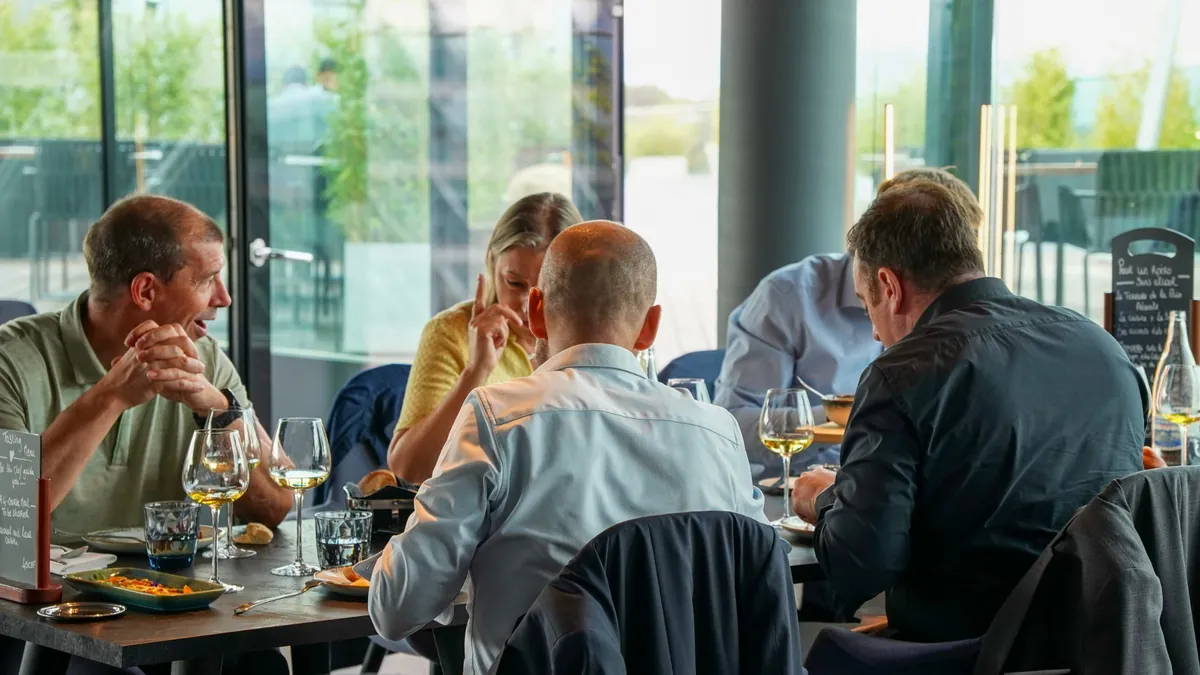 Convives en pleine conversation autour d'une table