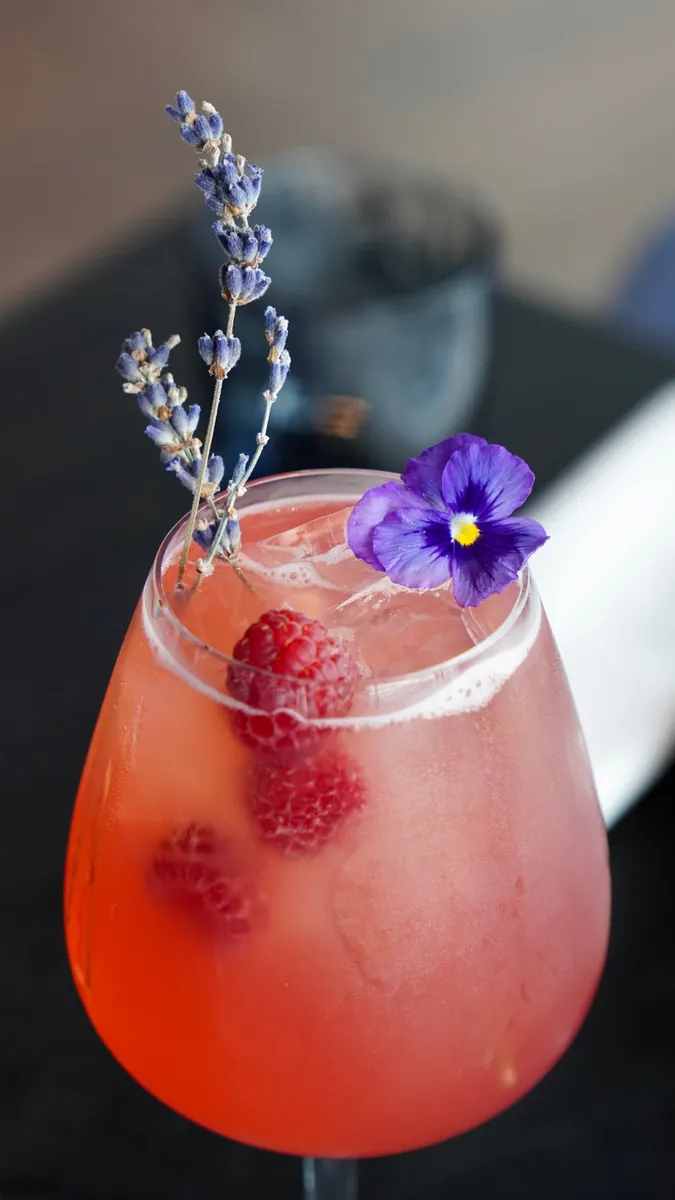 Cocktail à la framboise, lavande et pensée