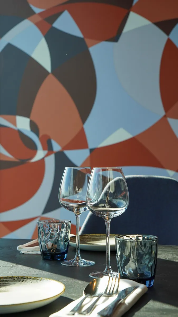 Verres à vin devant la fresque murale