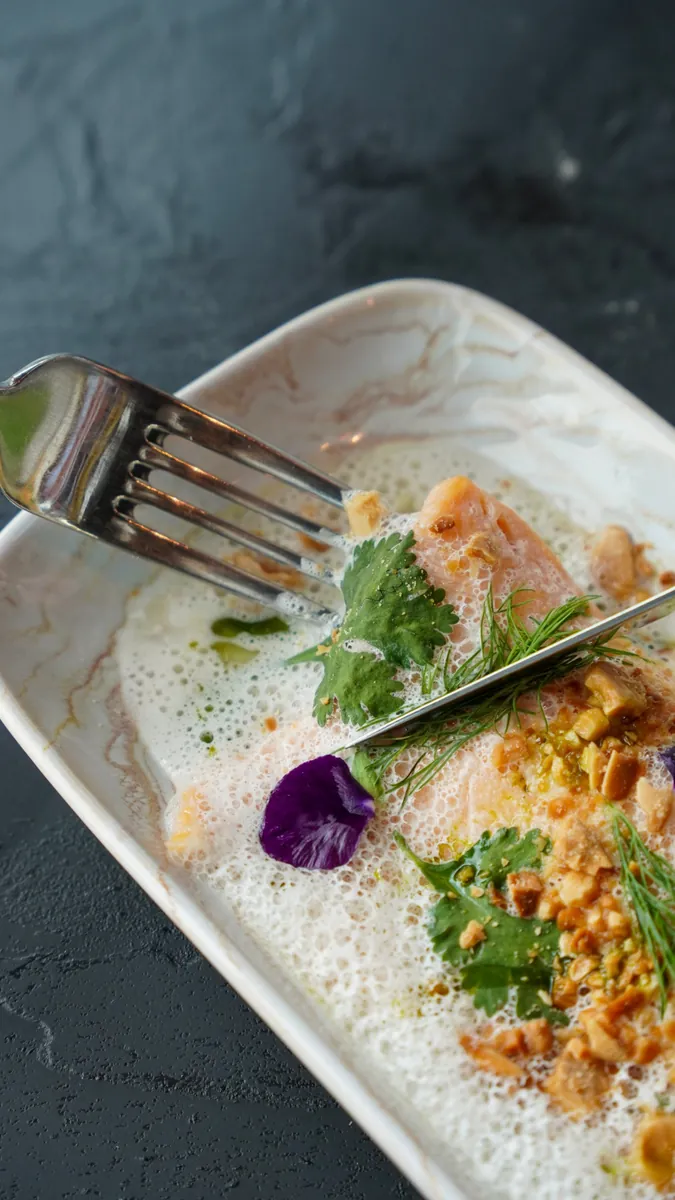 Poisson en écume, herbes et fleurs comestibles